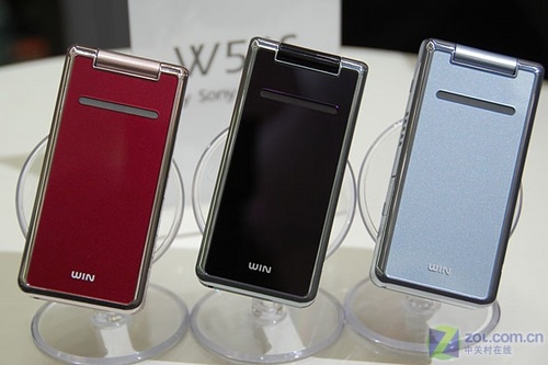 Sony Ericsson releases 800M memory flip music player W54S.